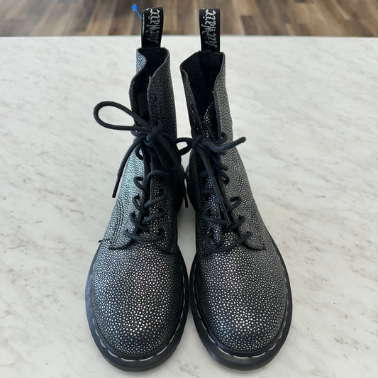 Doc Martens 6 Metallic in Black Boots