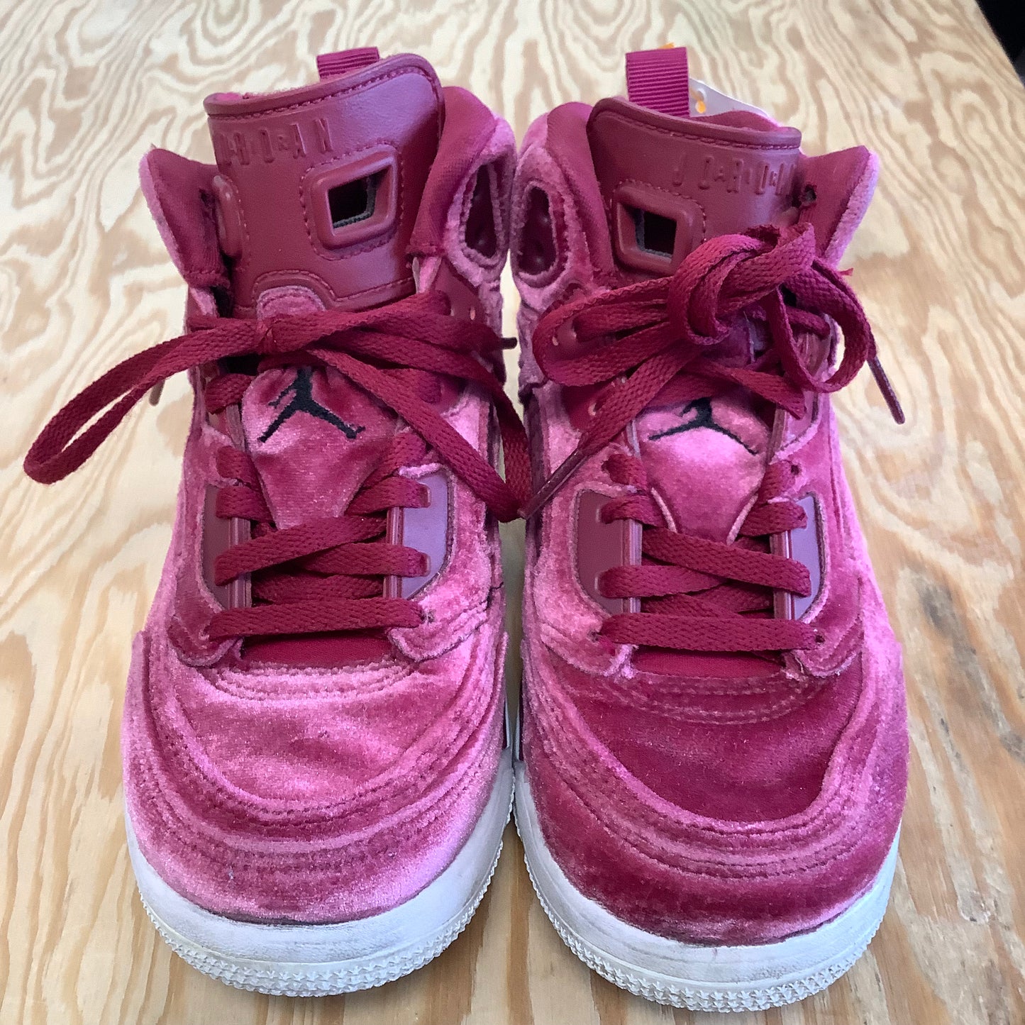 Kids Jordan’s 1Y crushed velvet high tops